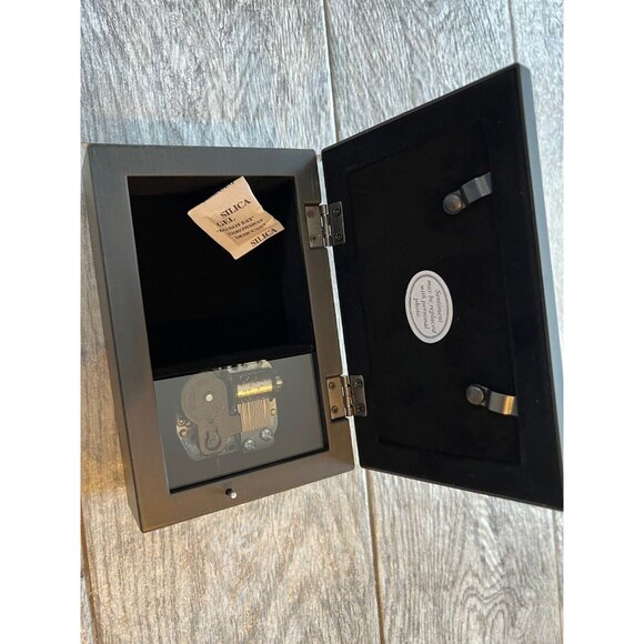 Carson Home Accents Wings of a Cardinal Music Box Memorial Amazing Grace NWT - Picture 2 of 7